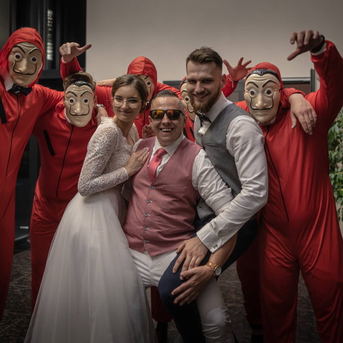 Para młoda otoczona gośćmi przebranymi za bohaterów popularnego serialu na weselu prowadzonym przez DJ Bora